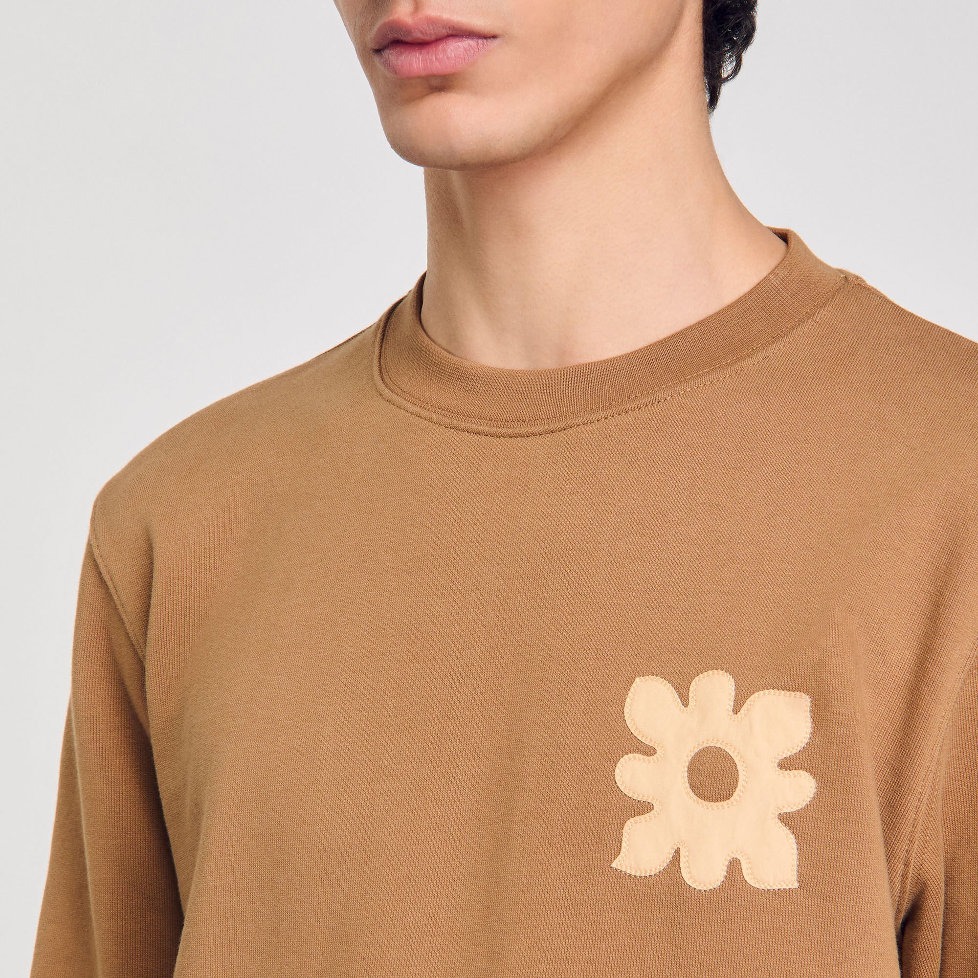 Sweatshirt with flower patch