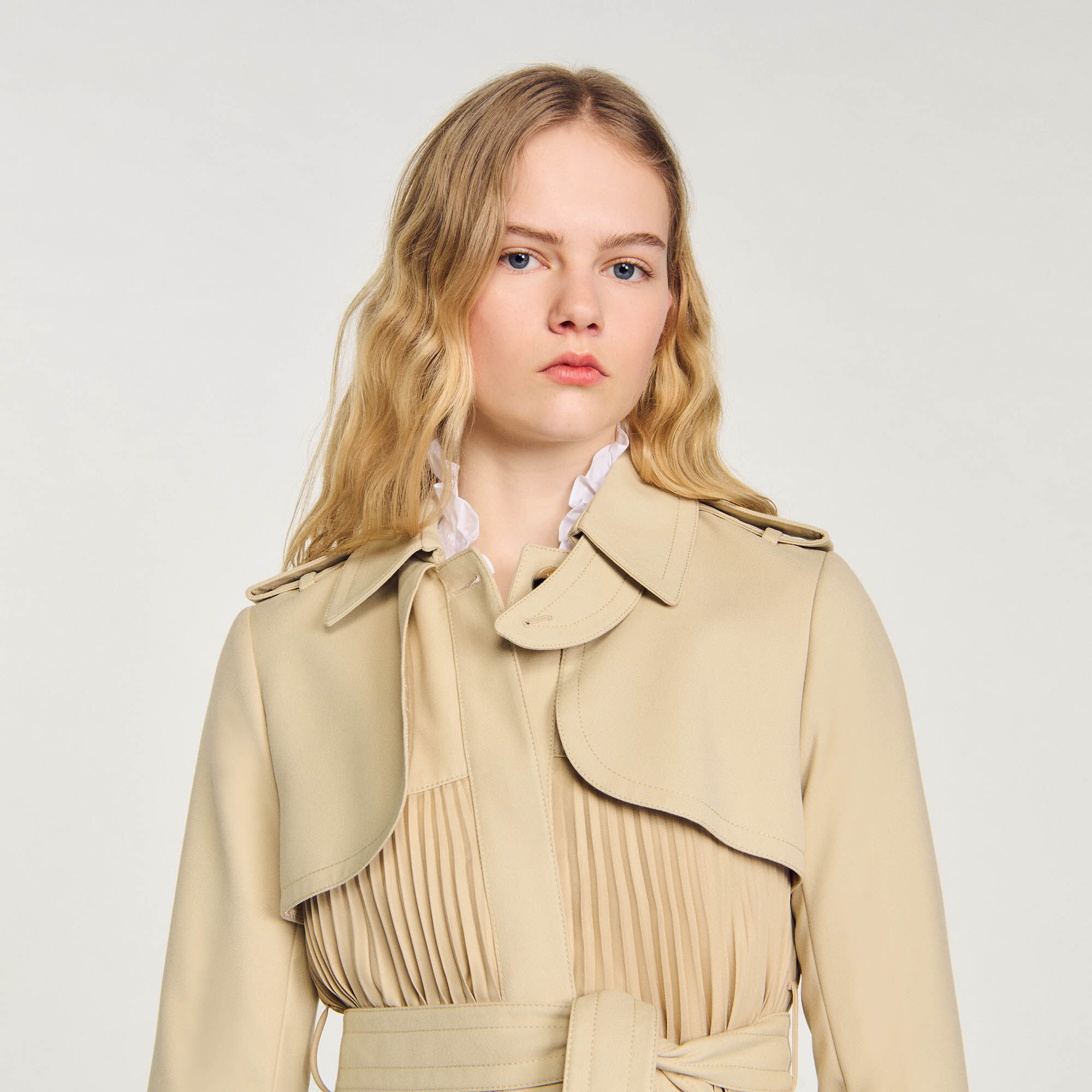 新しい季節 Pleated trench coat with belt white / beige For Women ジャケット・アウター