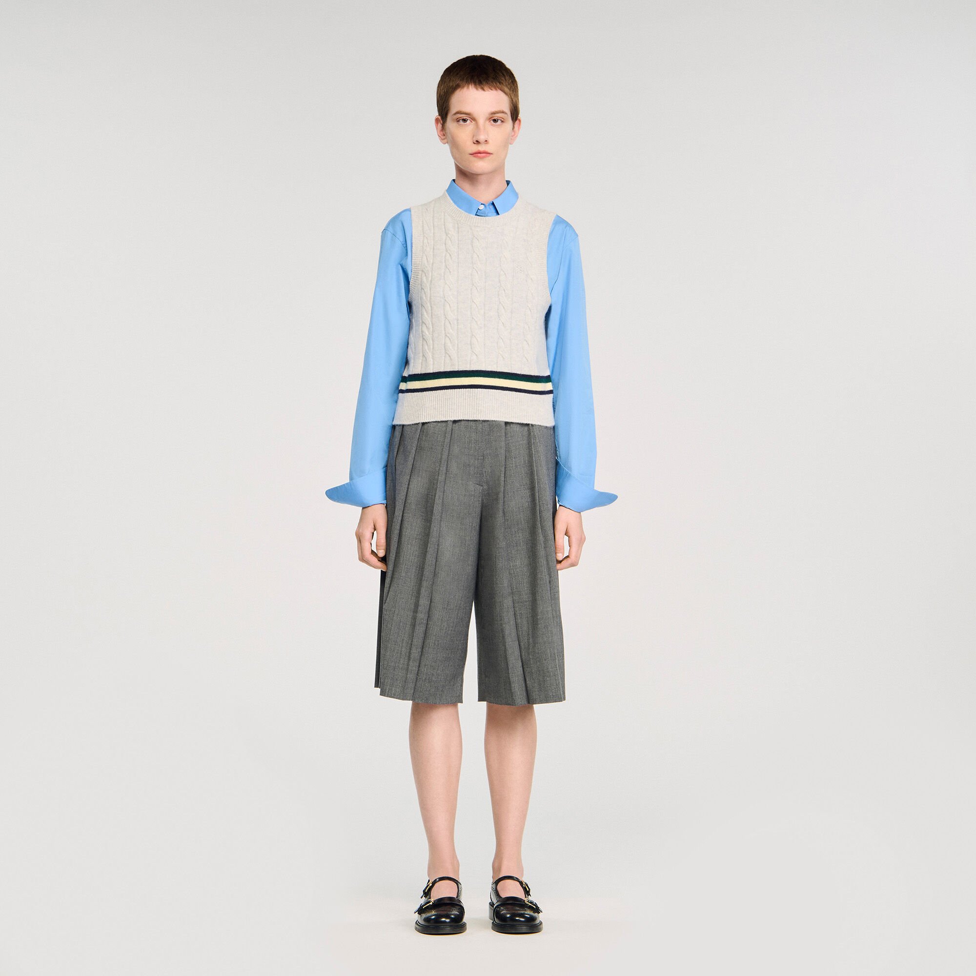 Sleeveless short sweater