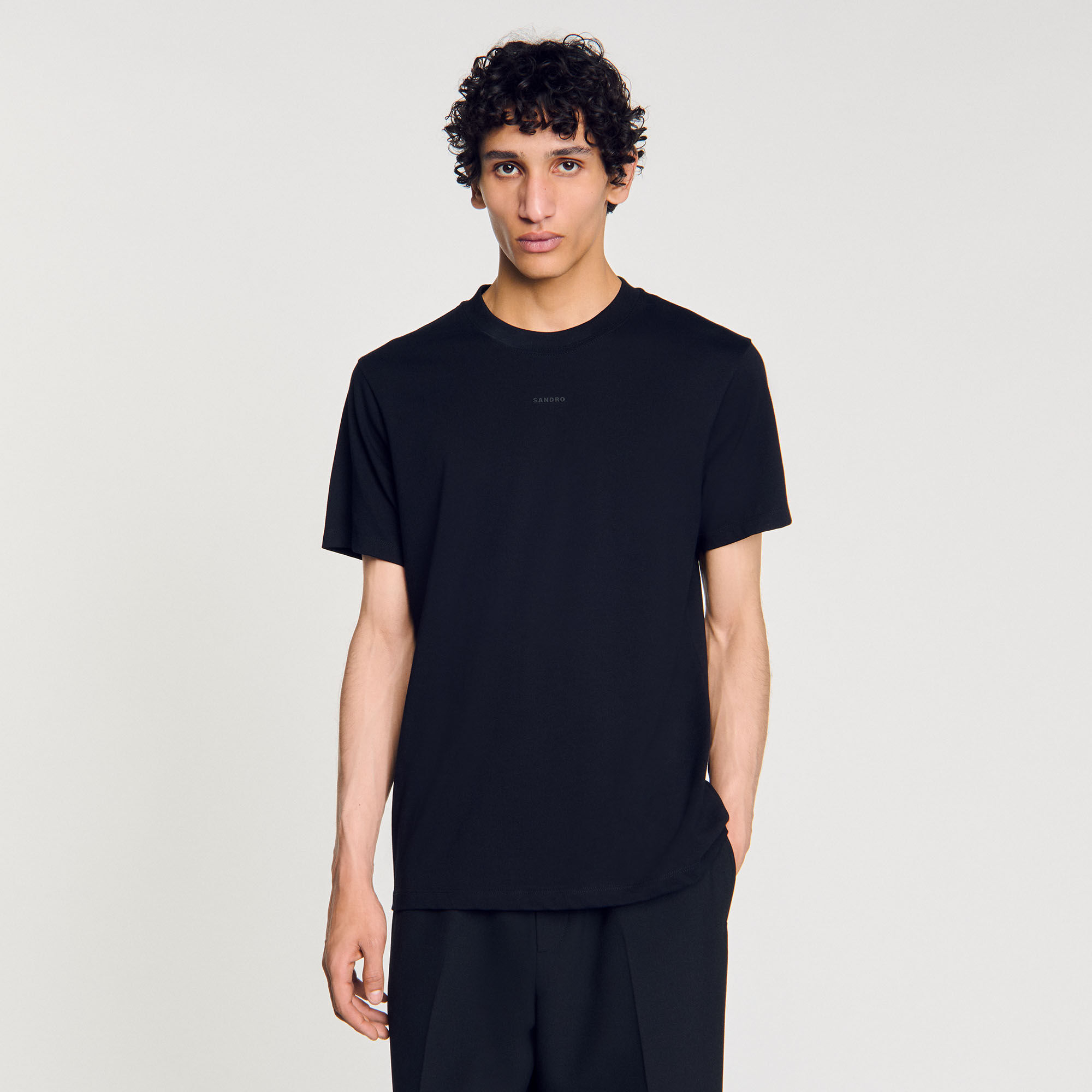 フランス発 Sandro シンプル着回し◎ ロゴ入り コットン Tシャツ Cotton T-shirt with logo black / gray for Men | Sandro Paris