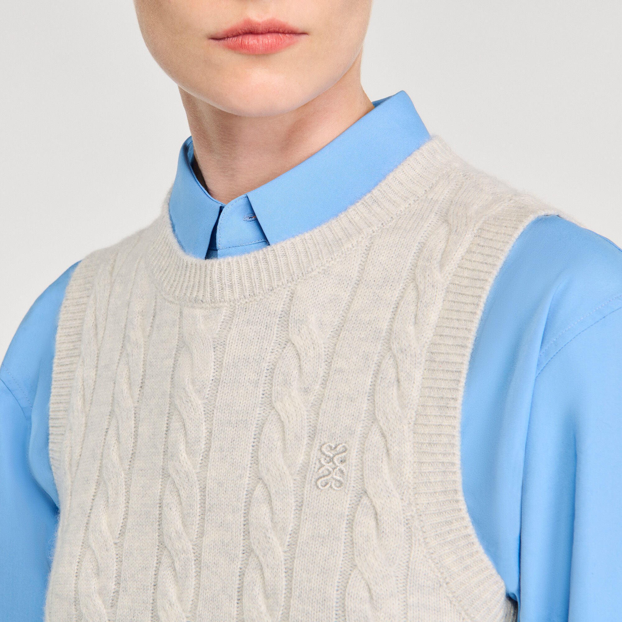 Sleeveless short sweater