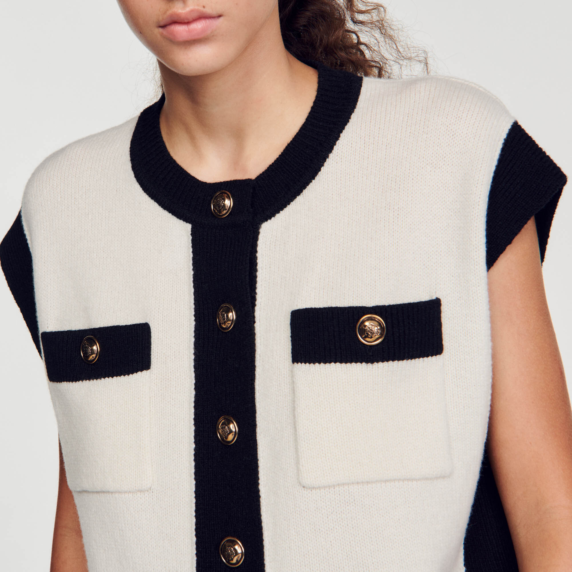 売れ筋商品|||ヴィンスカムート ニット&セーター アウター レディース Women's Contrast-Trim Sleeveless Sweater New Ivory Oversized sweater with V-neck and long sleeves