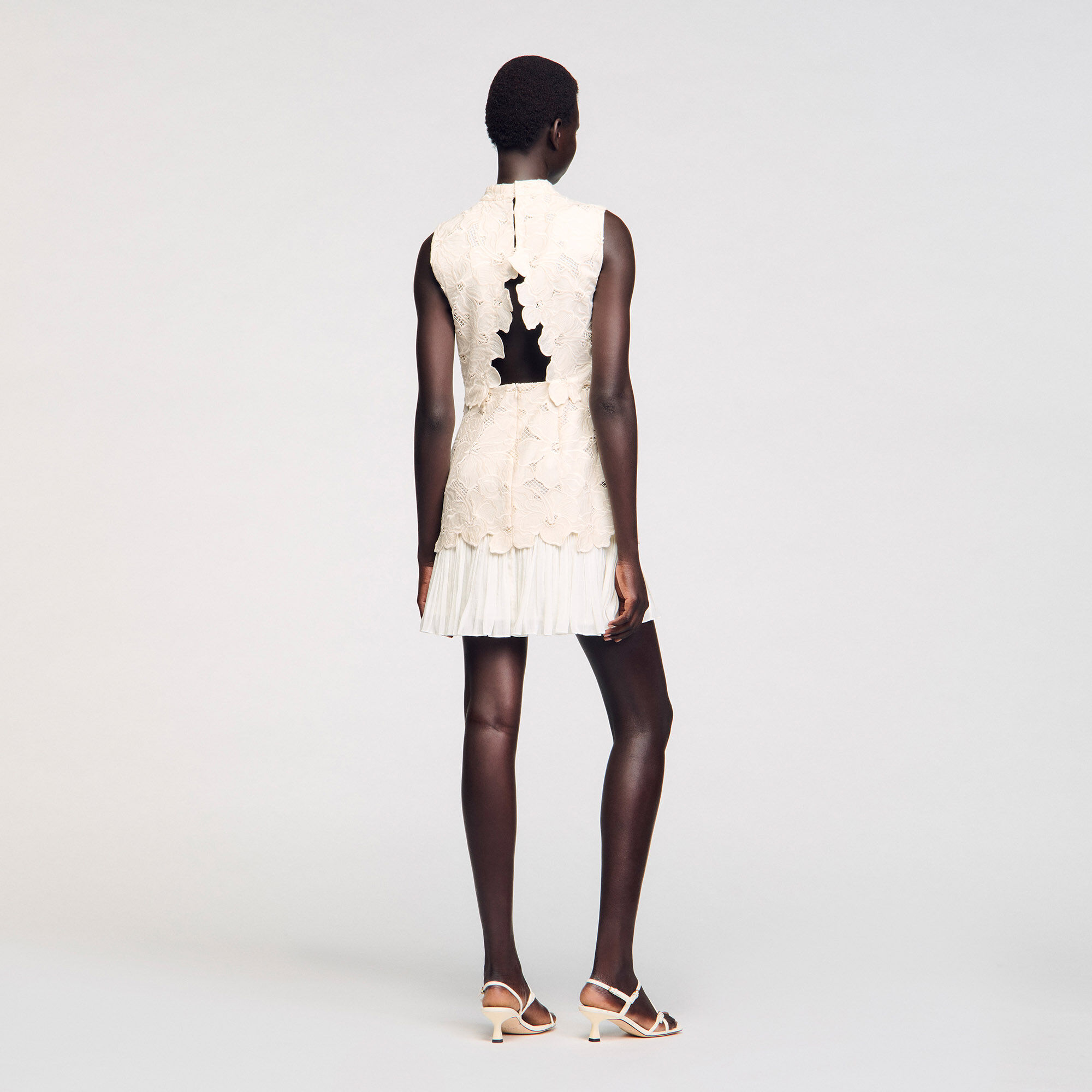 【SANDRO】ノースリーブ ワンピース SANDRO Mini guipure dress white / beige For Women | Sandro Paris