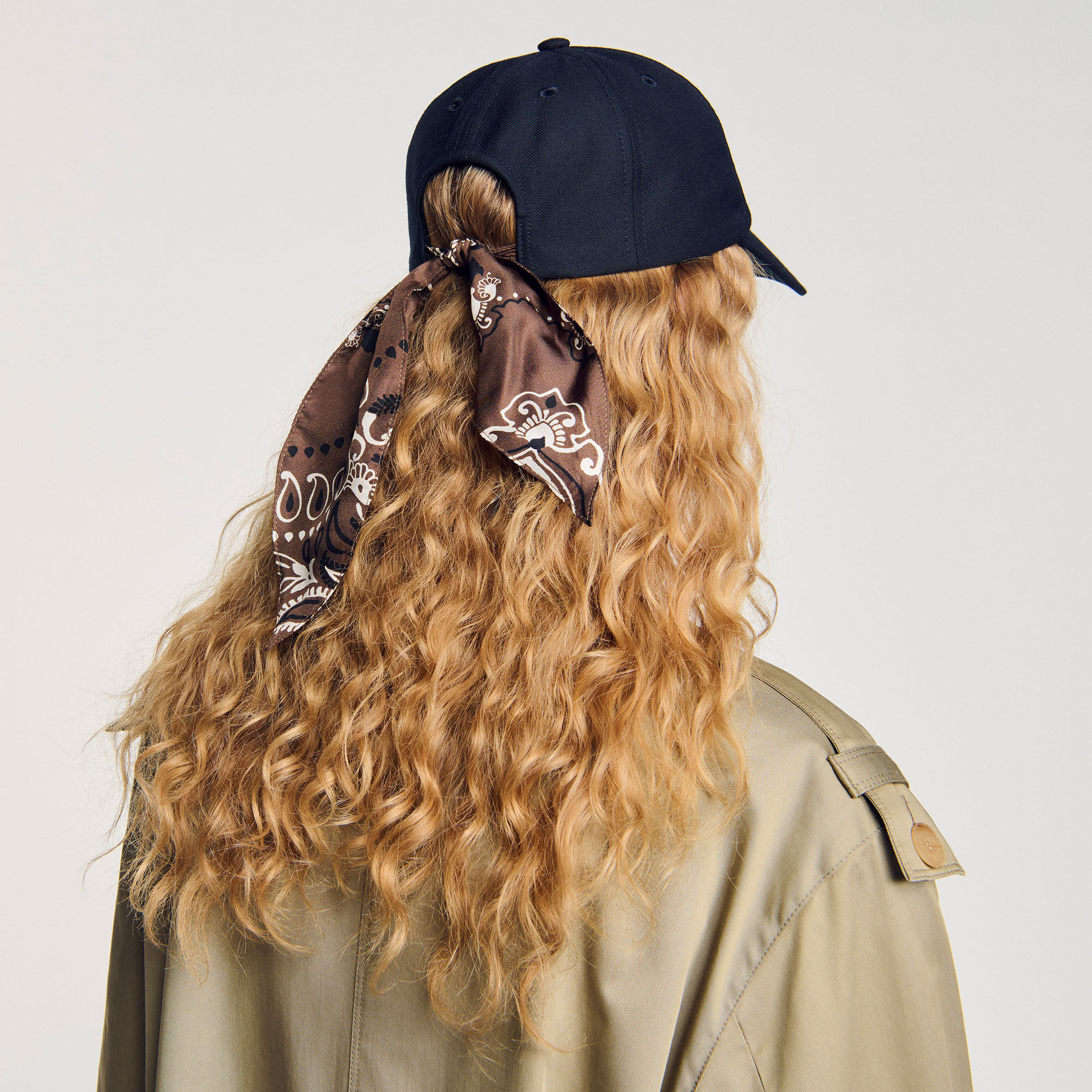 フランス発 Sandro バンダナ柄スカーフがアクセント! キャップ Cap with tied scarf blue For Women | Sandro Paris
