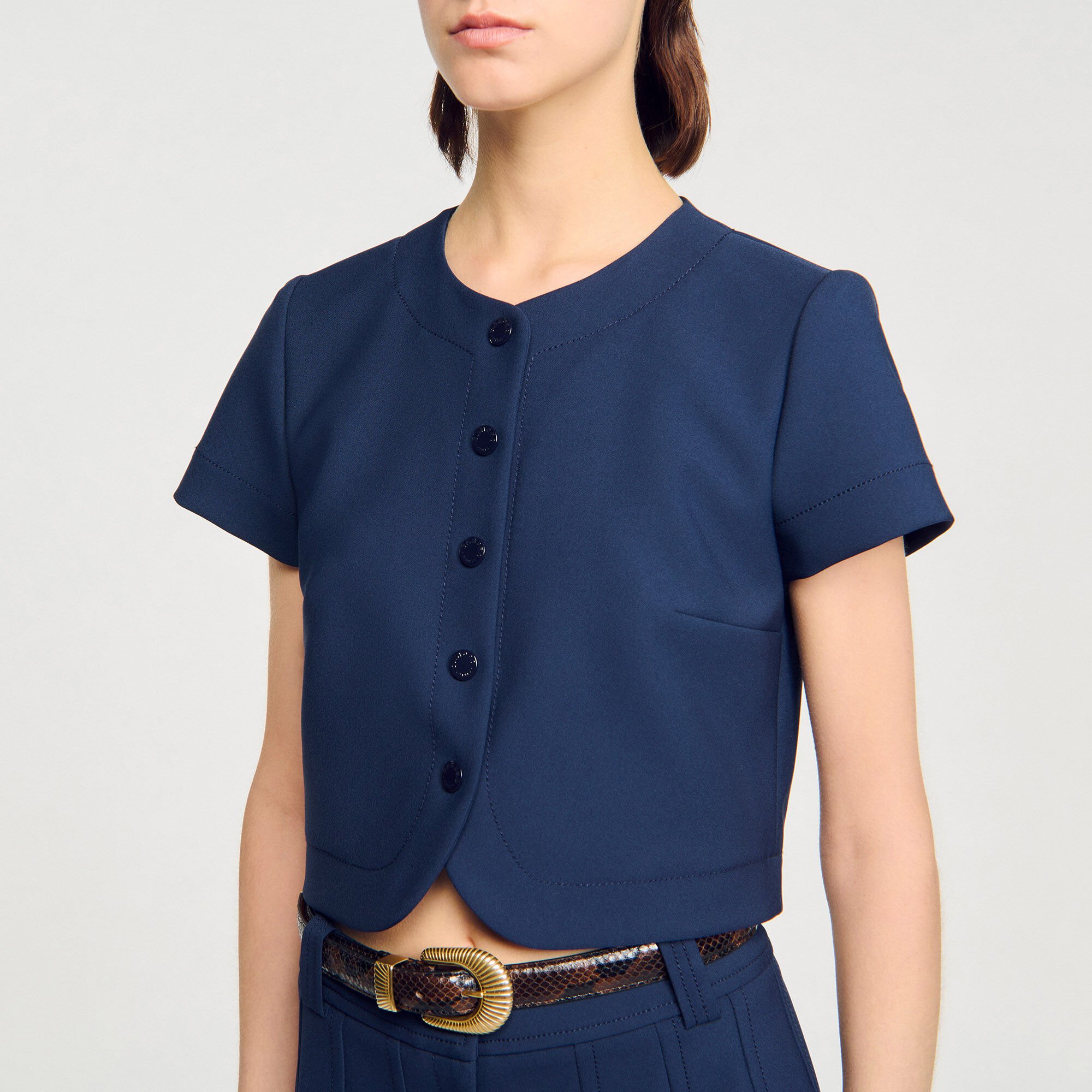 Rounded hem buttoned crop top