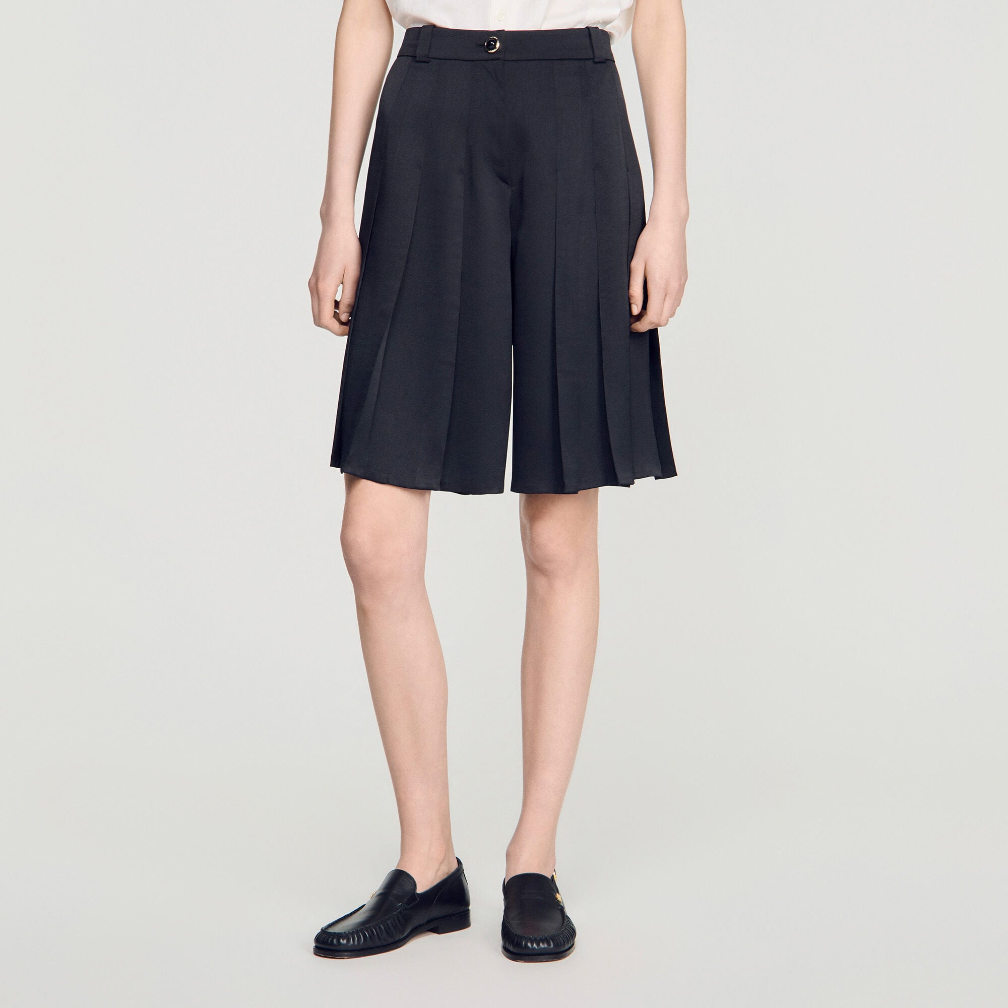 Long high-waisted pleated shorts