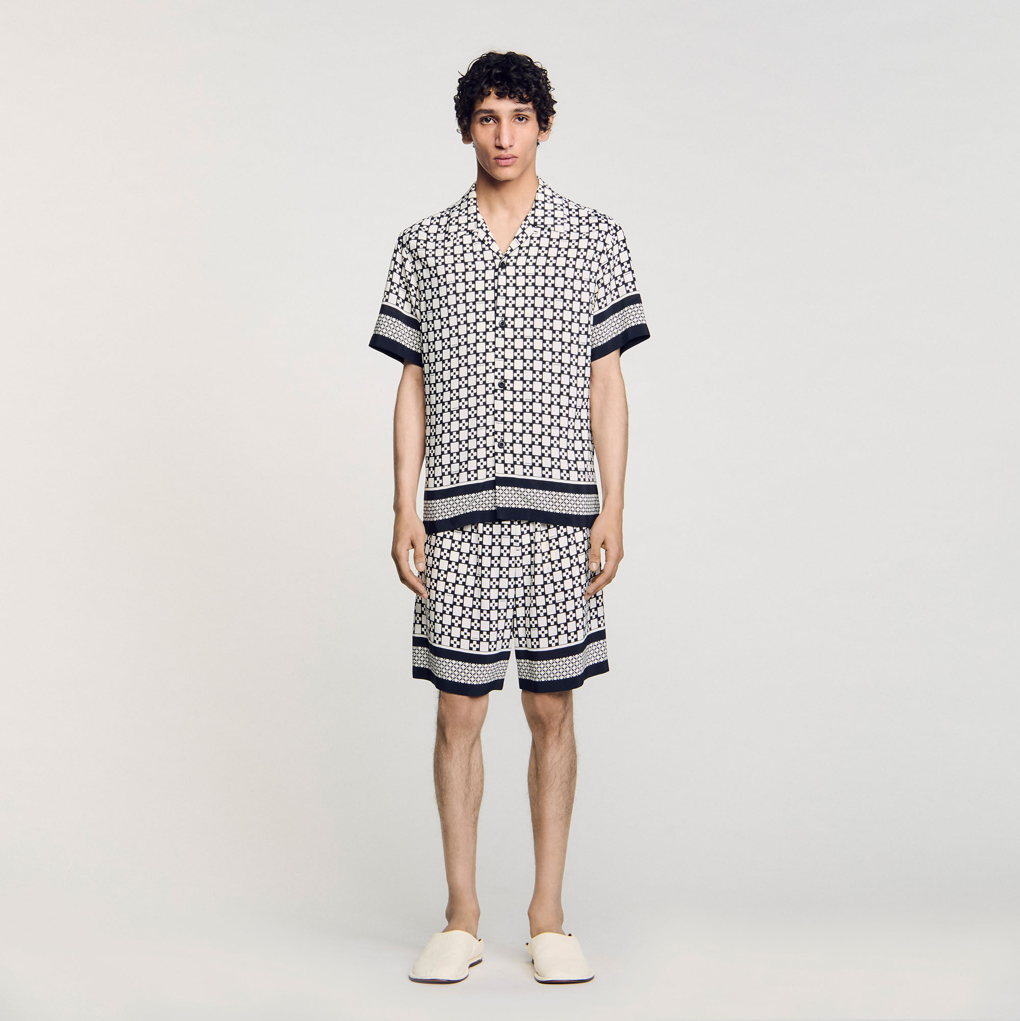 フランス発 Sandro スクエアクロスのパッチ! フード スウェット Square Cross motif flowing shirt black / gray for Men