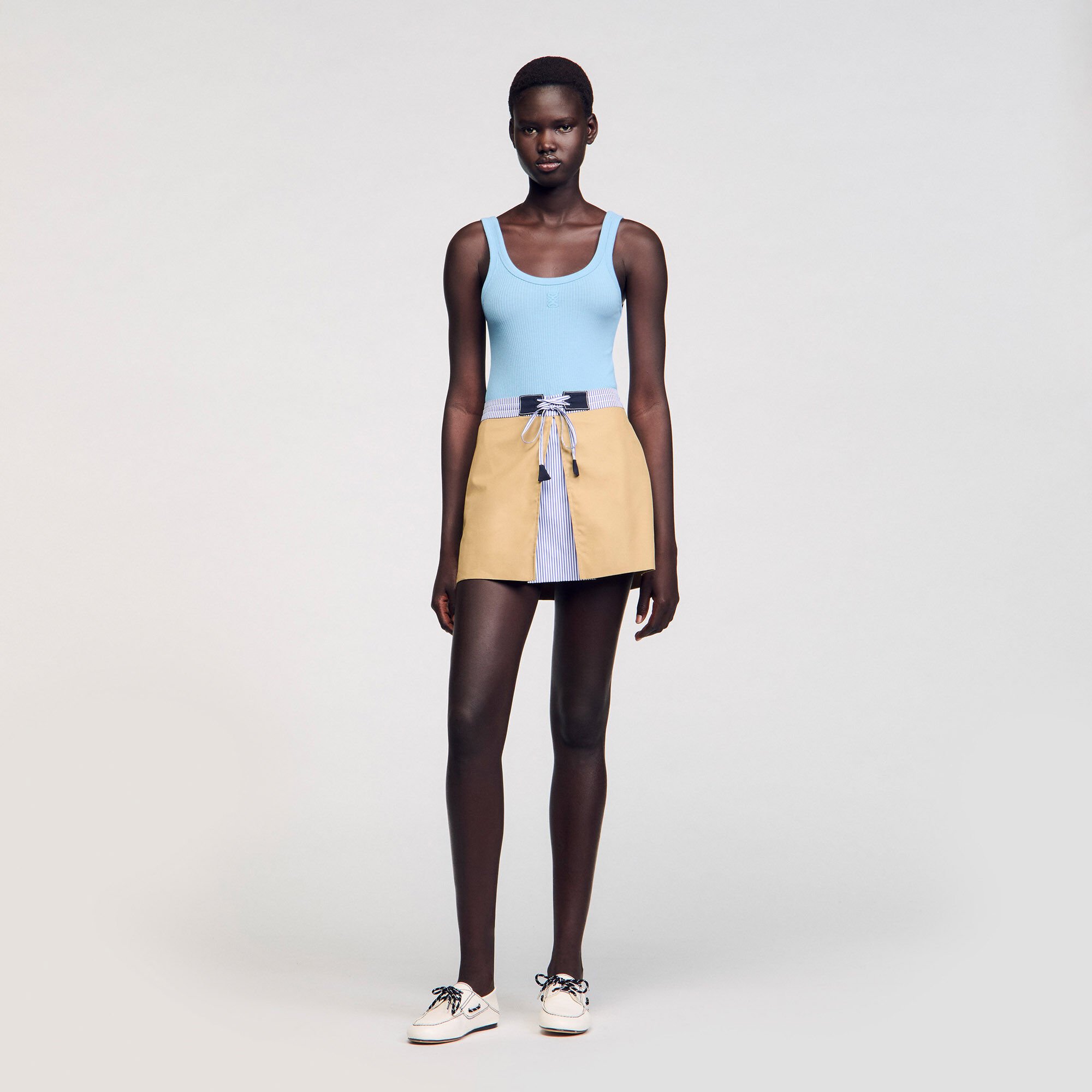 Short dual-material skirt