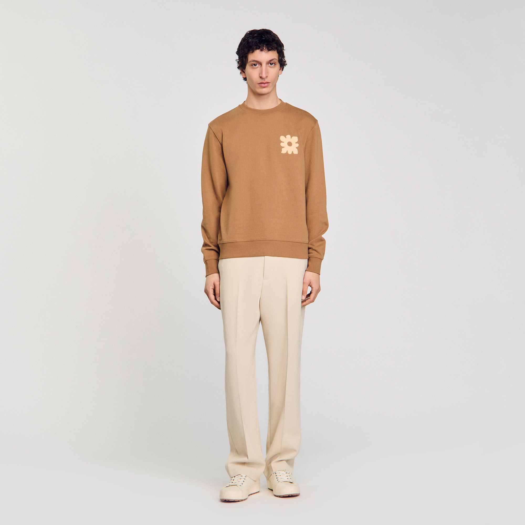 フランス発 Sandro 花のパッチがアクセント! お洒落 スウェット Sweatshirt with flower patch white / beige for Men | Sandro