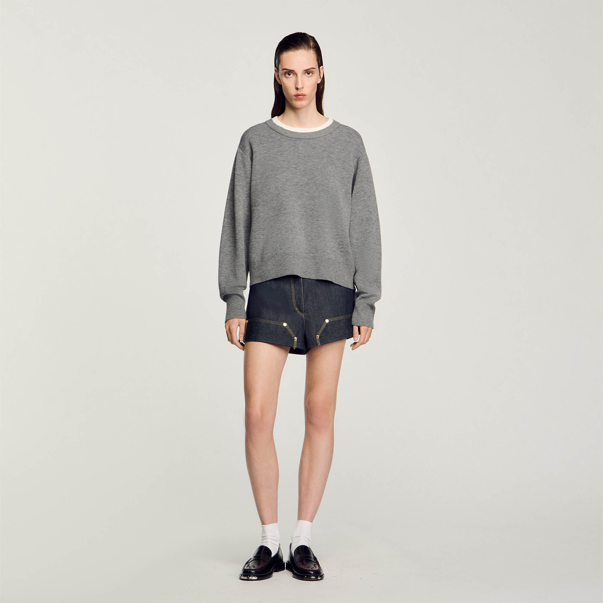 Sweaters with close fitting short round collars cheap