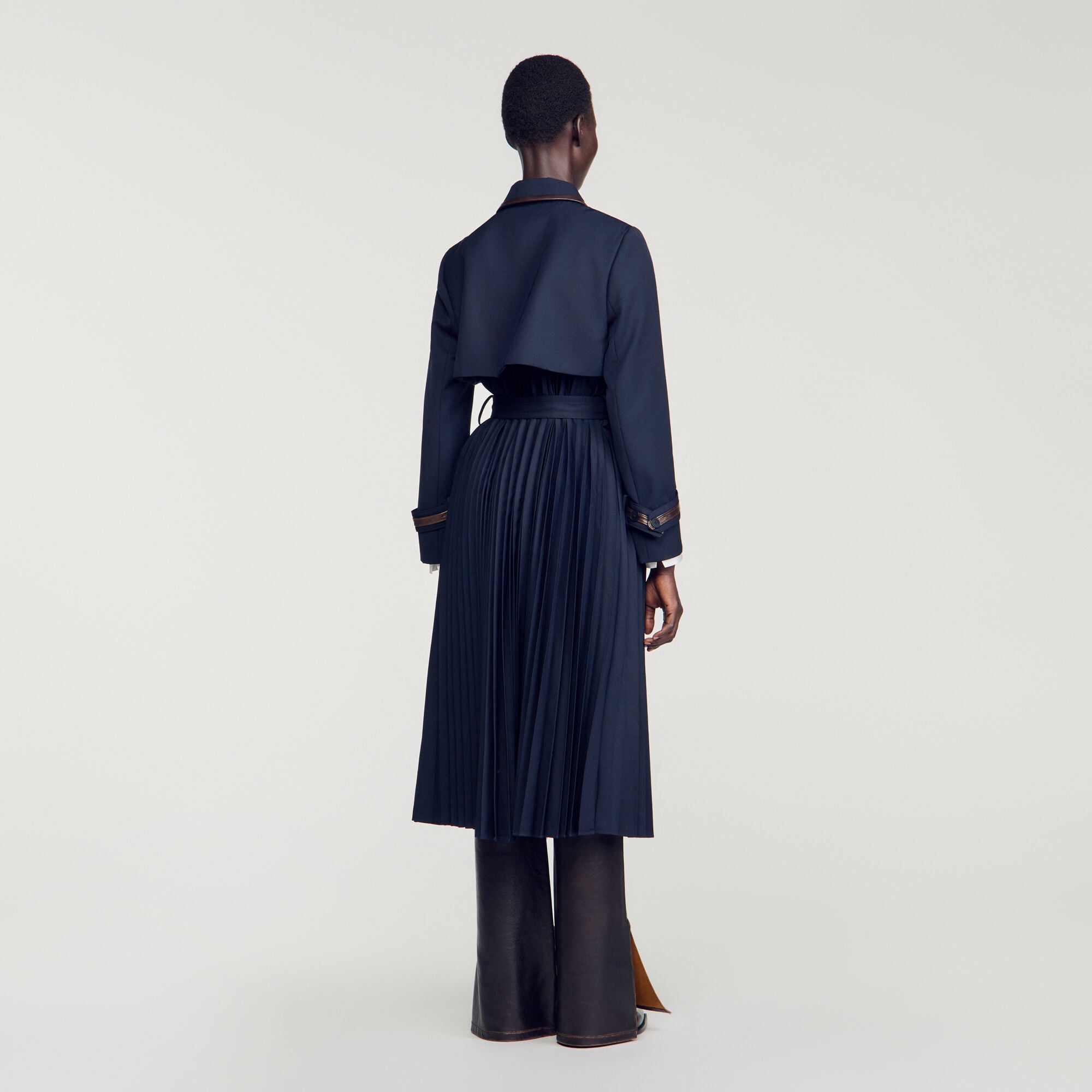 Trench with pleated leather collar