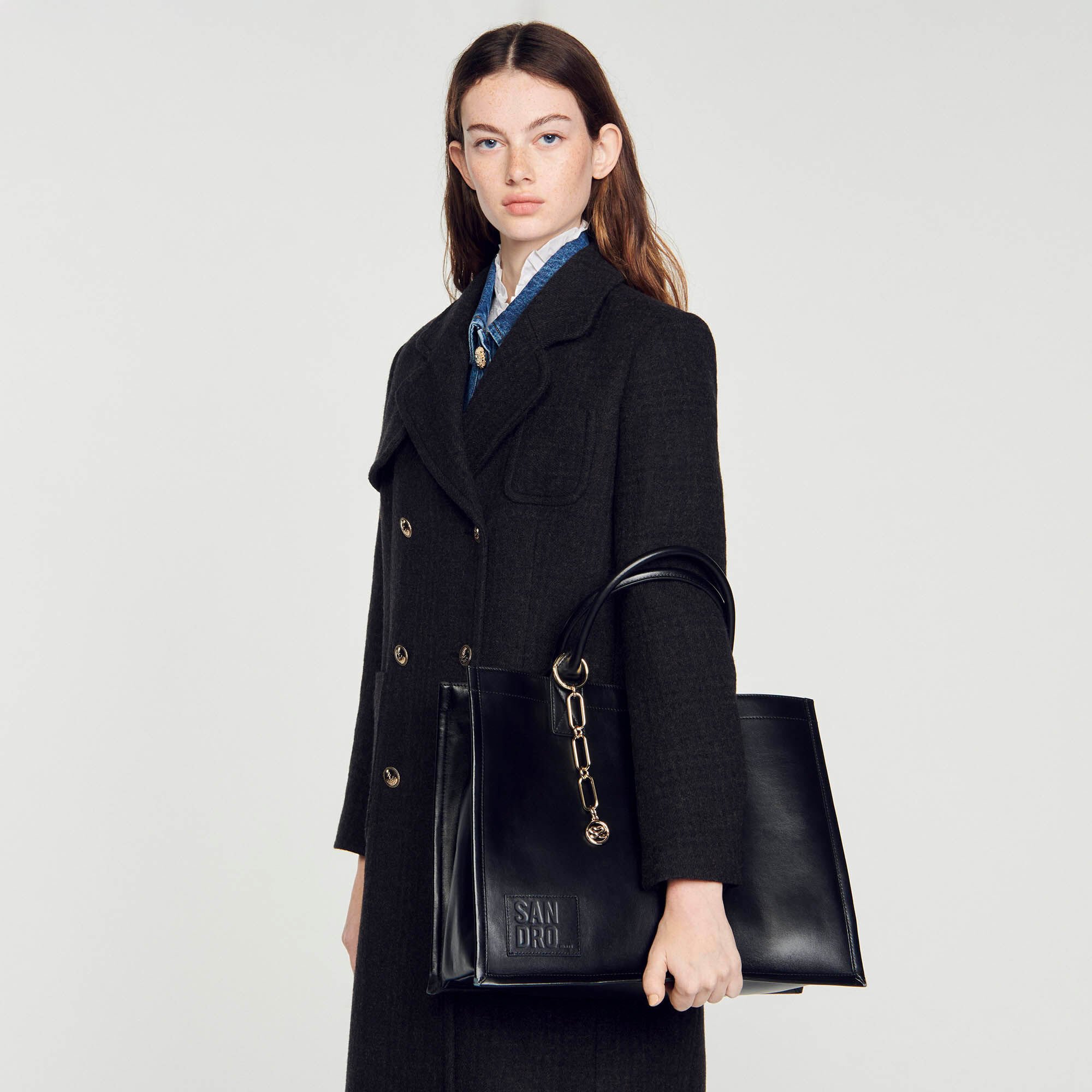Leather tote bag with chain jewelry