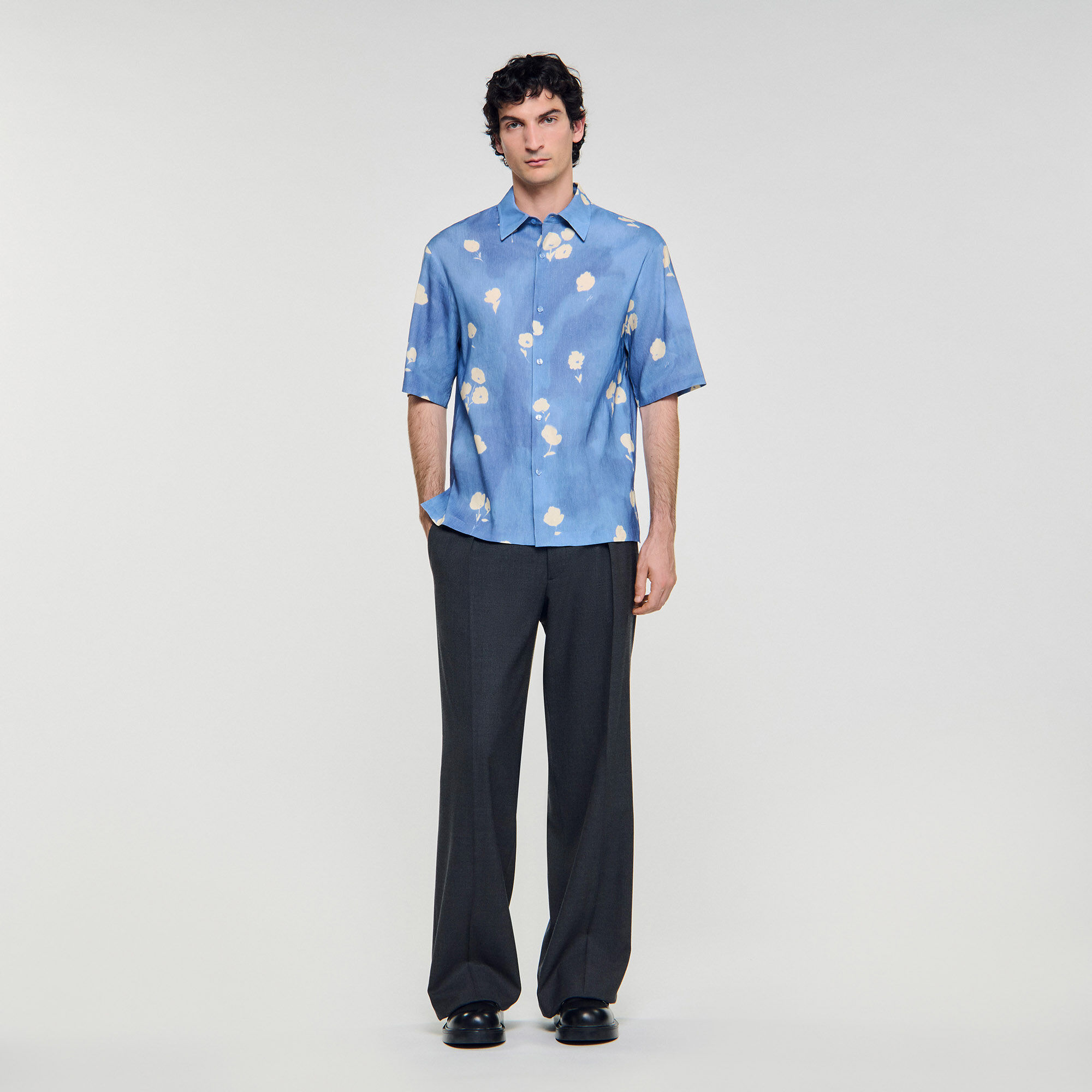 【海外限定】SandroTシャツ☆Flower-Embroidered Short-Sleeve C Floral motif shirt blue for Men | Sandro Paris