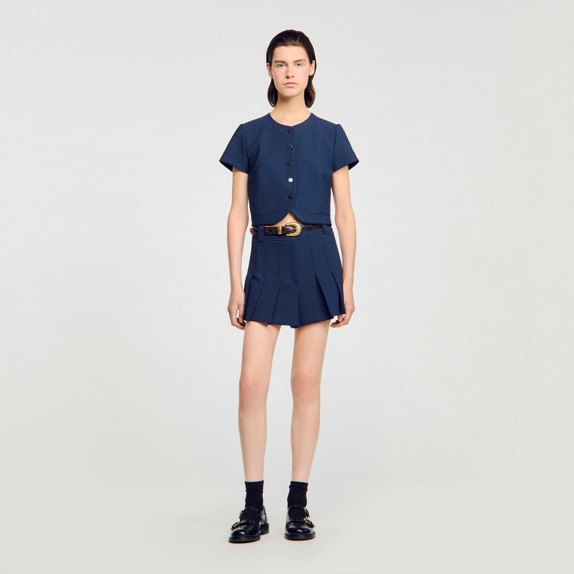 Rounded hem buttoned crop top
