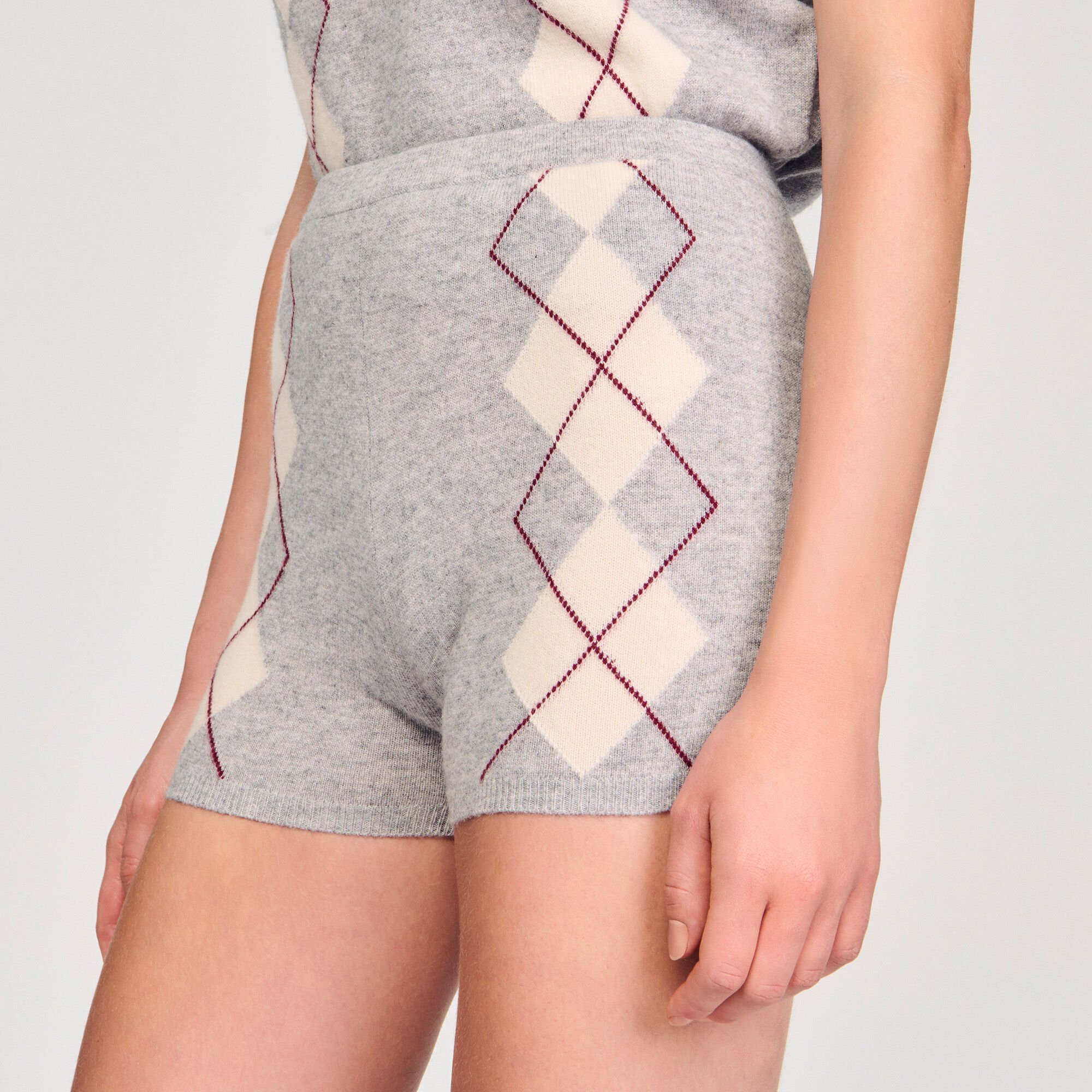Diamond-pattern knit shorts