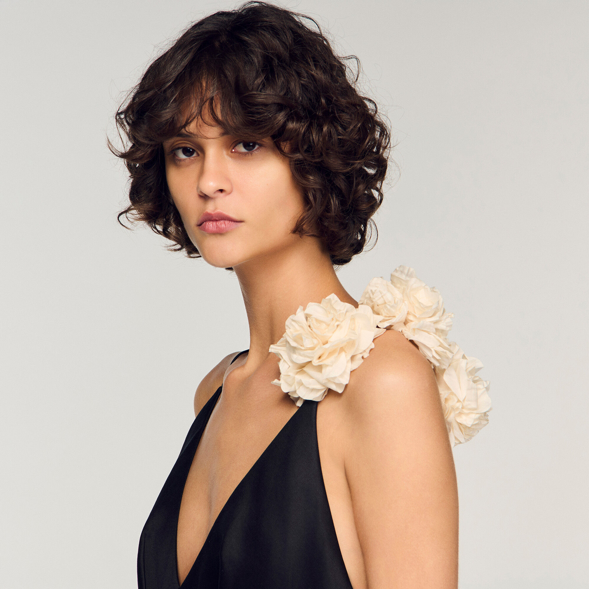 SANDRO ジネット ショート フロー デュアルファブリック ブラック ドレス Flower detail asymmetrical ruffled dress in Black for Women