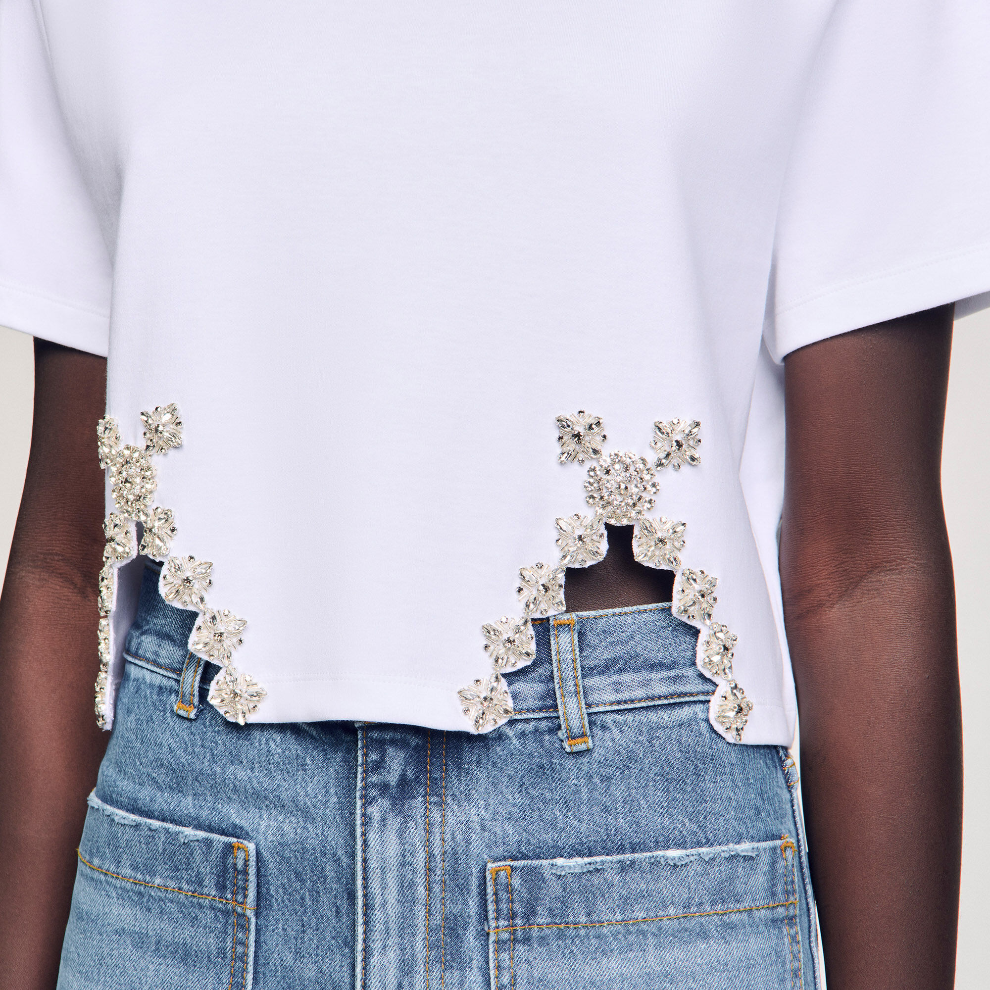 フランス発 Sandro 夏におすすめ クリスタル刺繍 クロップトップ Rhinestone crop top white / beige For Women | Sandro Paris