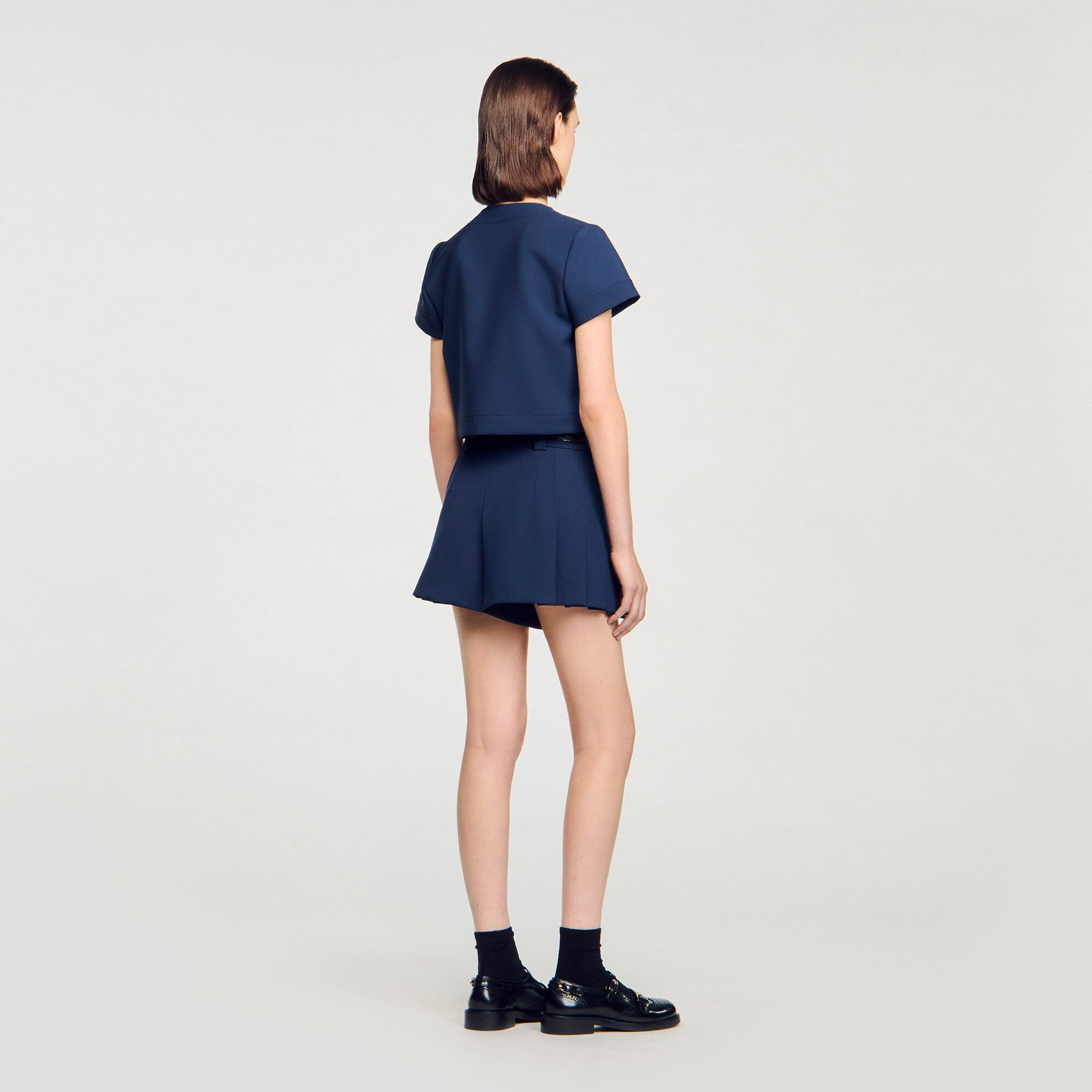 Rounded hem buttoned crop top