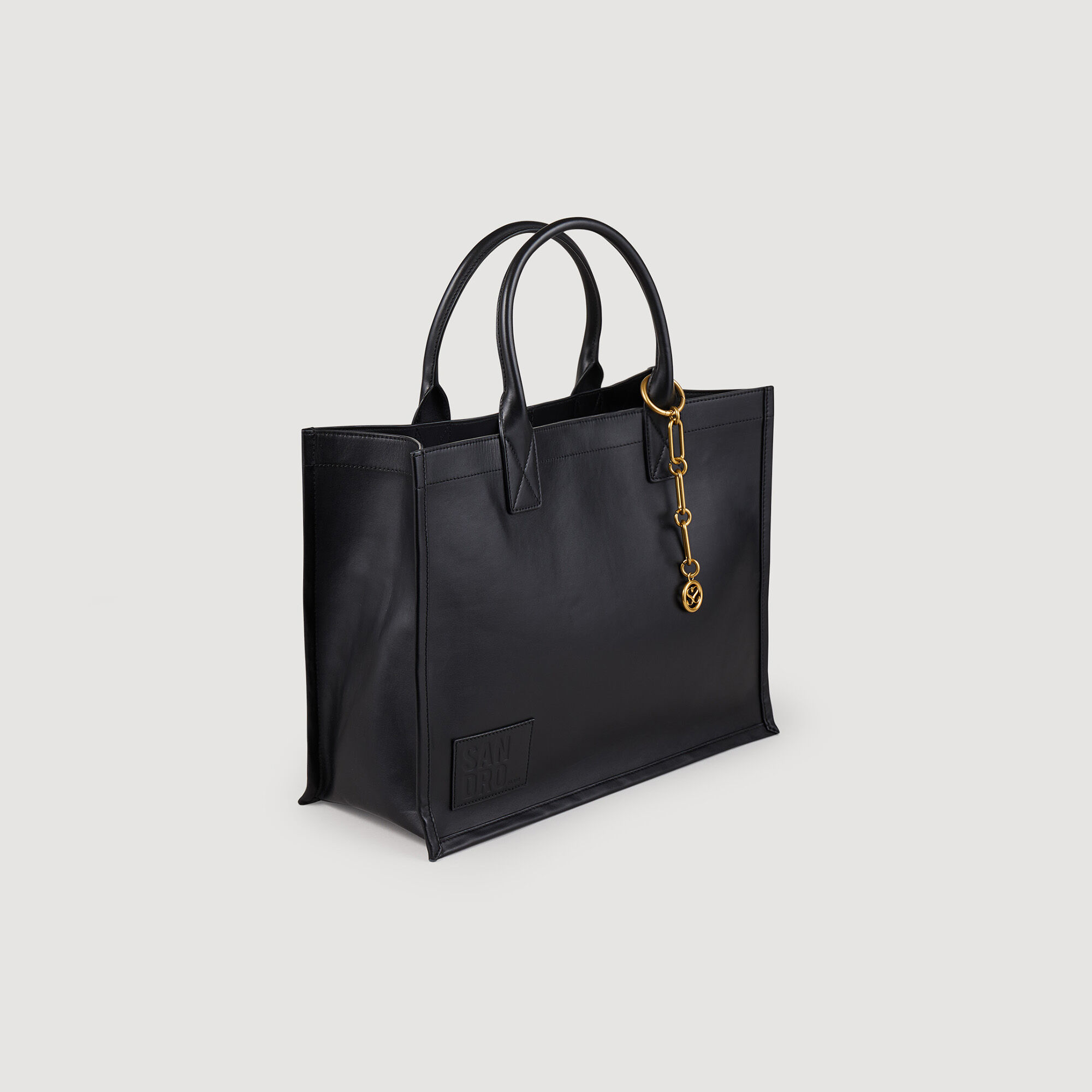 Leather tote bag with chain jewelry