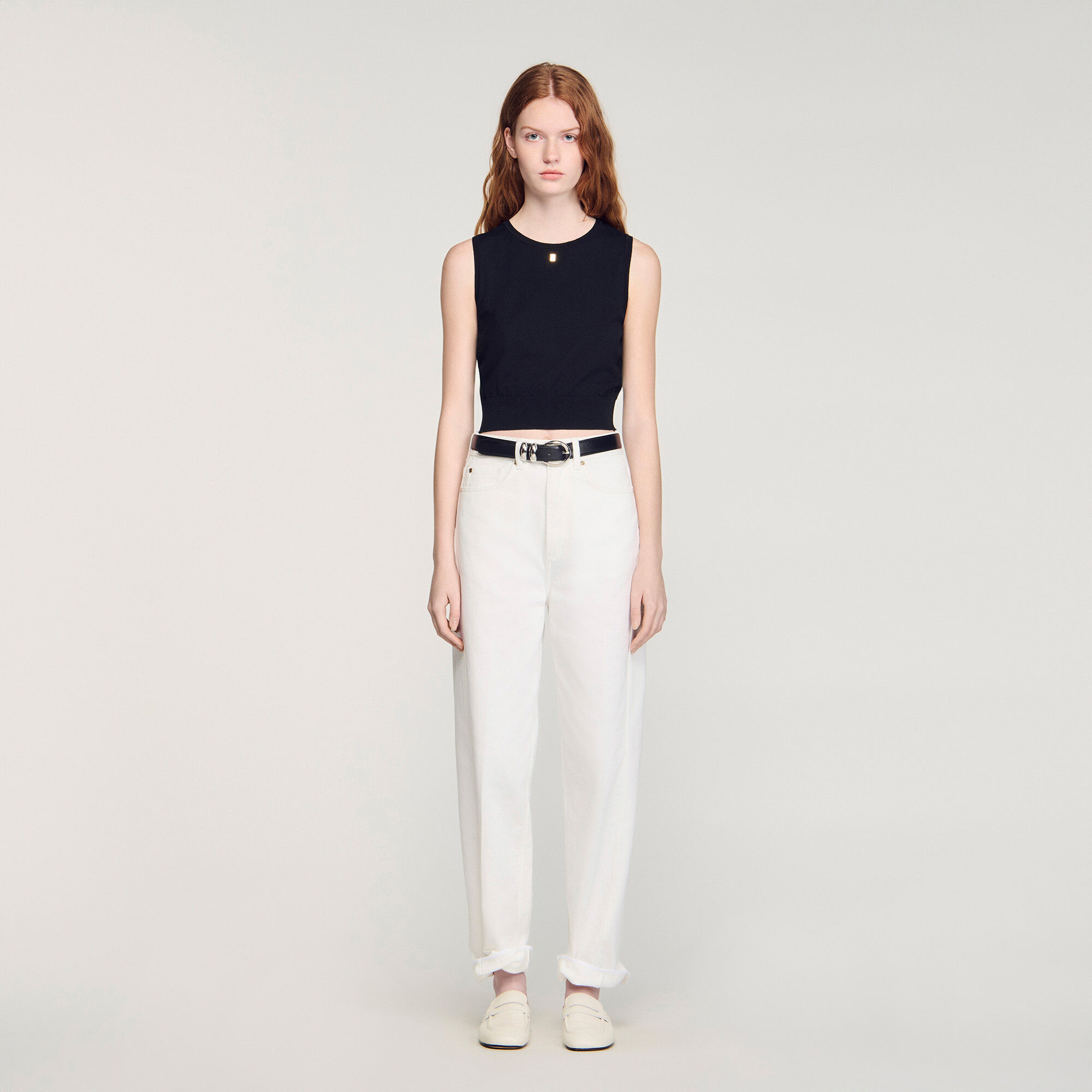 Sleeveless short knit sweater