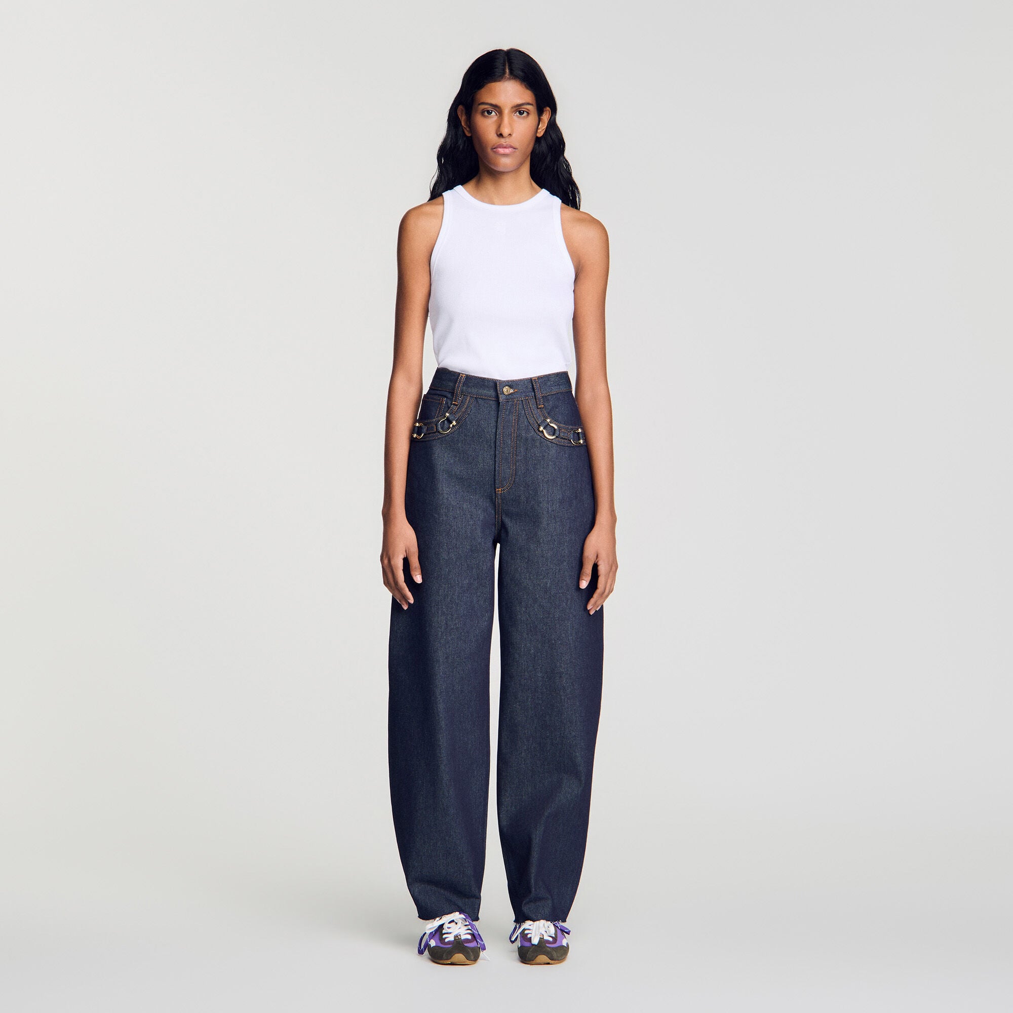 Barrel jeans with metal details