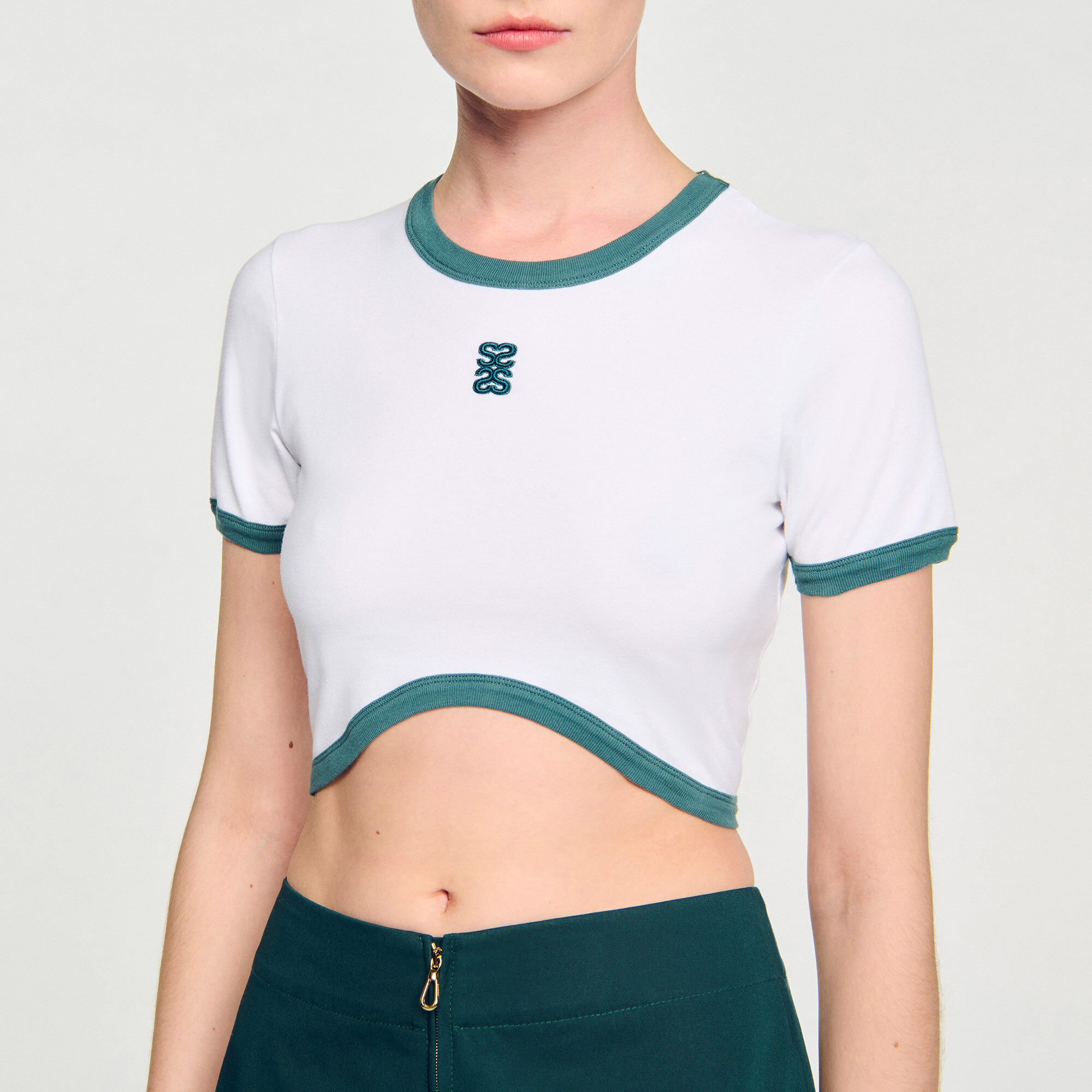 ＊人気＊ SANDRO  ビーズ クロップド Tシャツ SANDRO ビーズ クロップド Tシャツ | ホワイト | FARFETCH JP