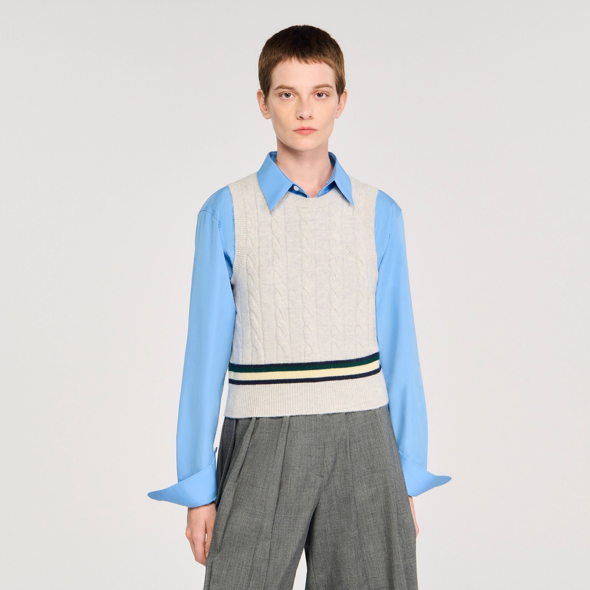 Sleeveless short sweater