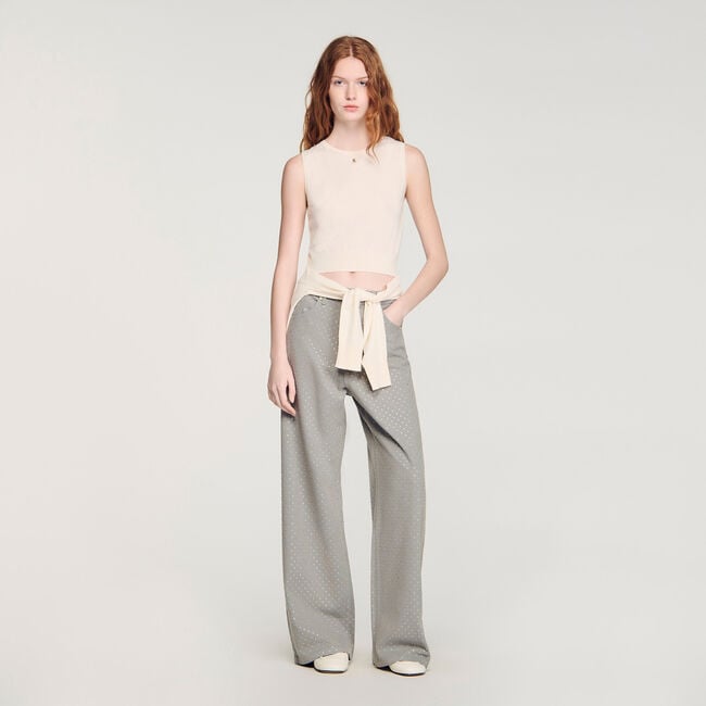 Sleeveless short knit sweater