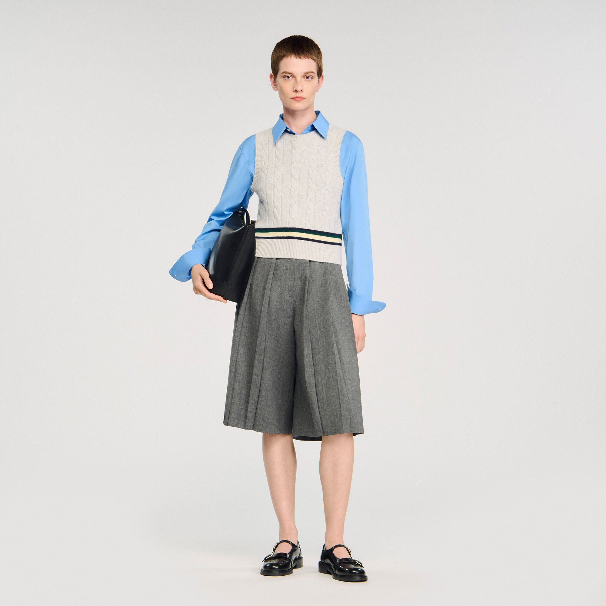 Sleeveless short sweater