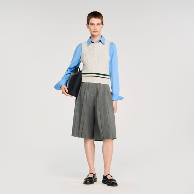 Sleeveless short sweater