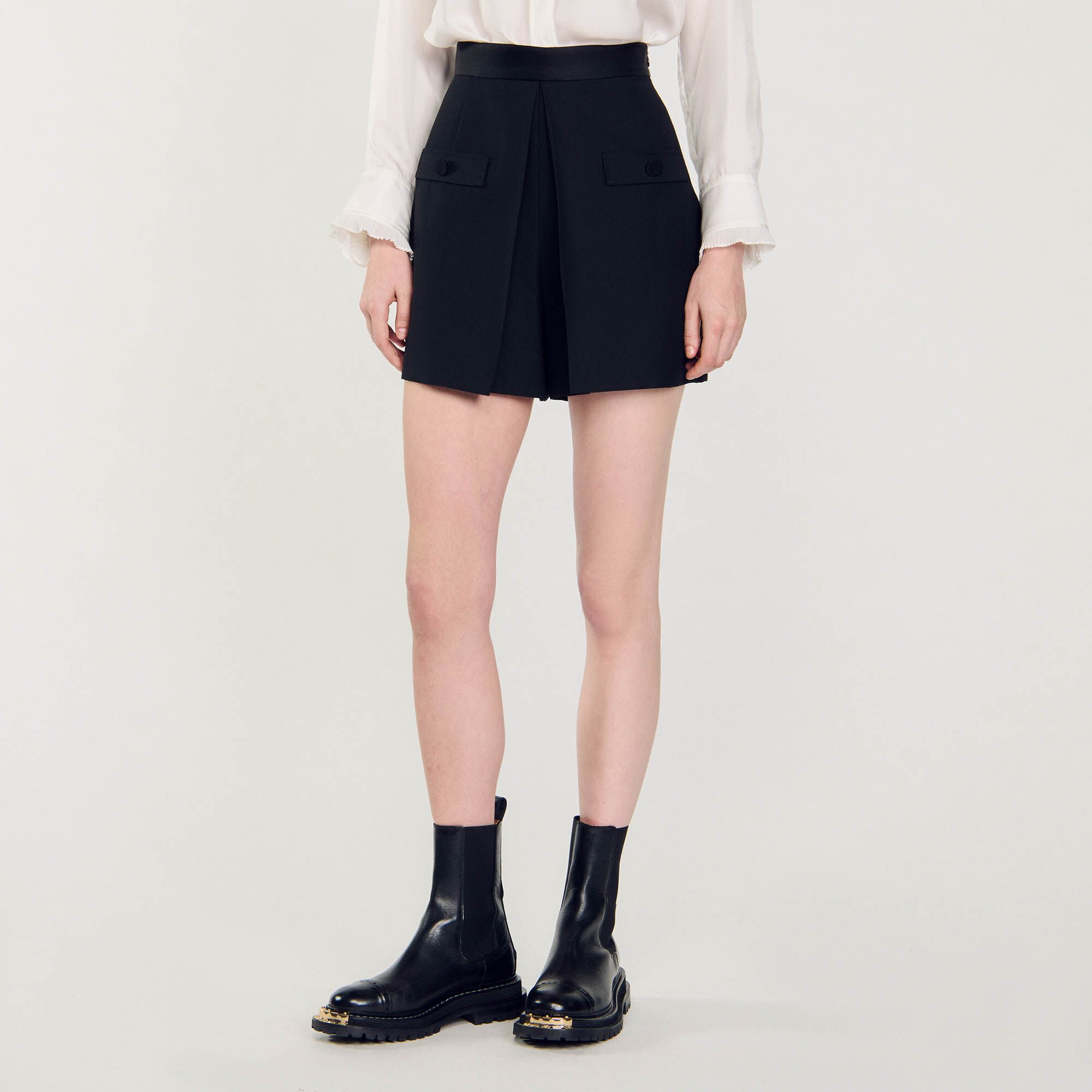 High-waisted shorts with buttons