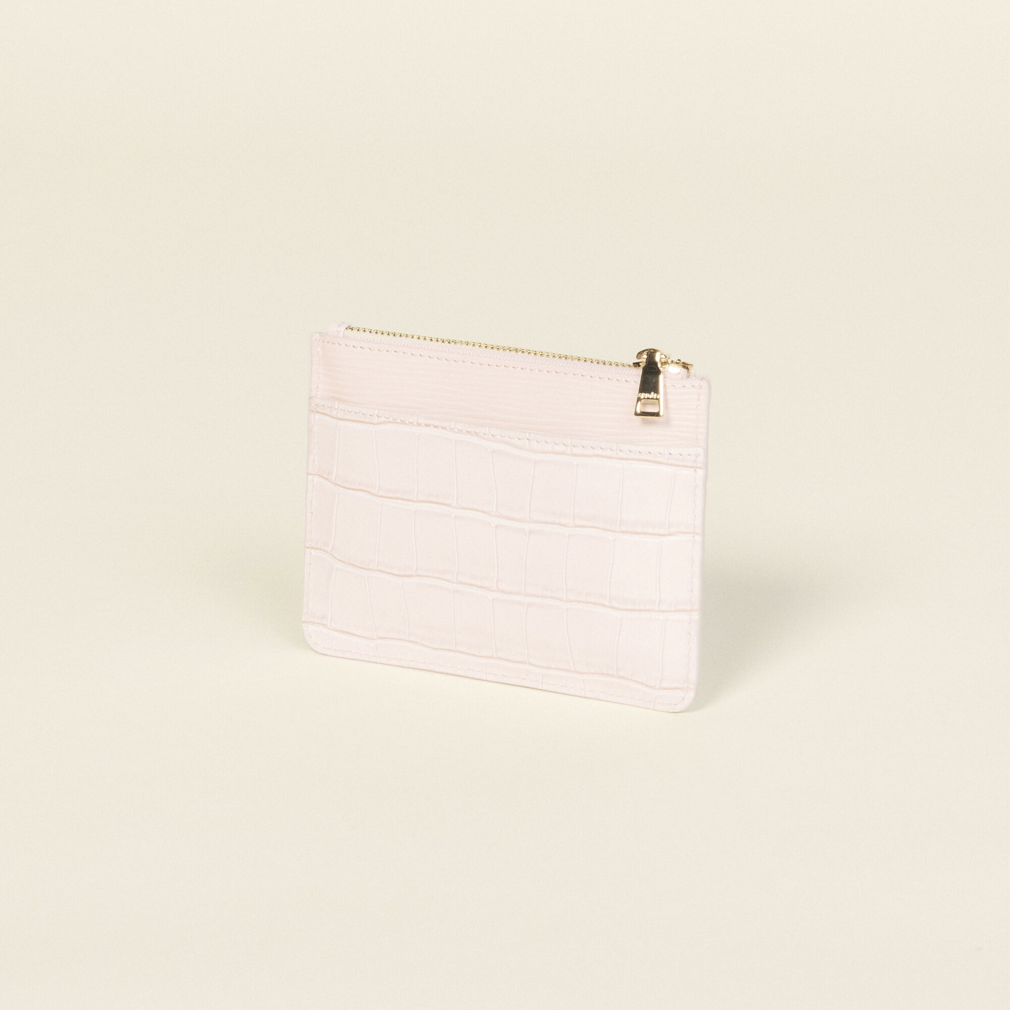 Flat purse in embossed leather