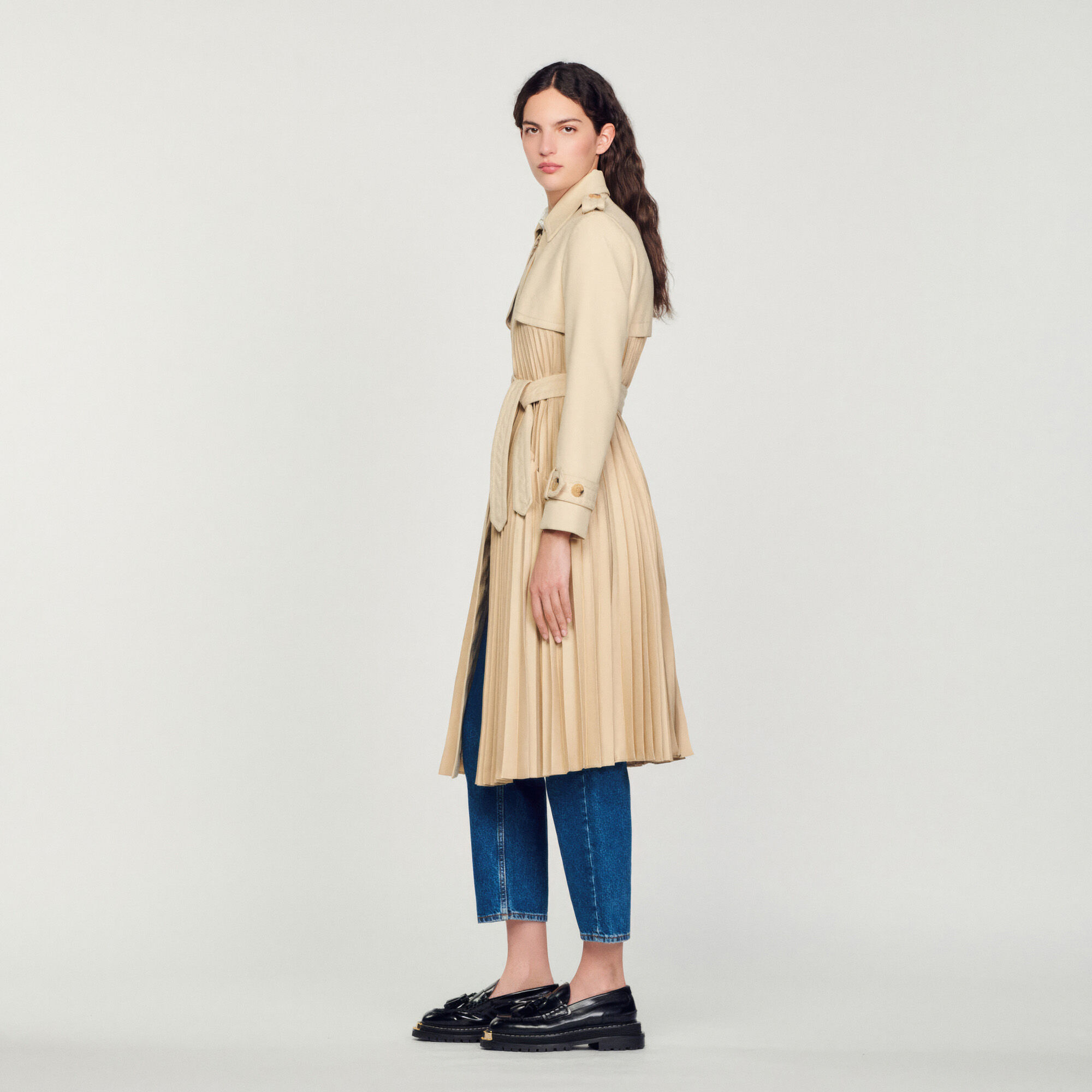 Pleated trench coat with belt