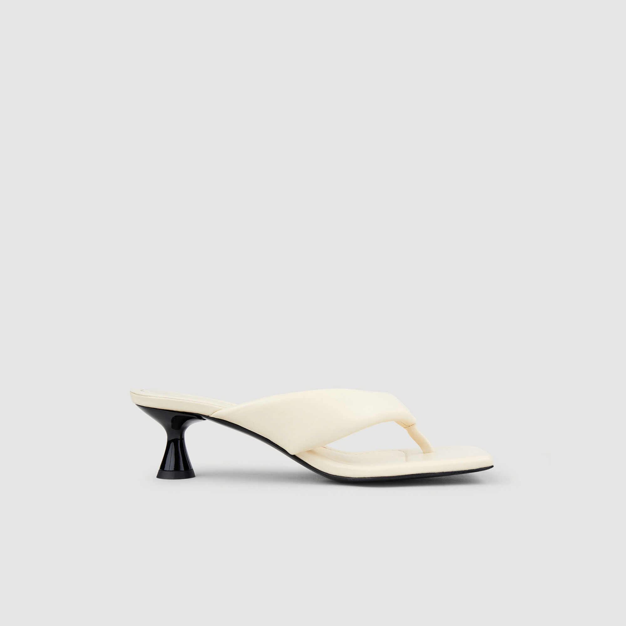 Toe post 2025 kitten heels