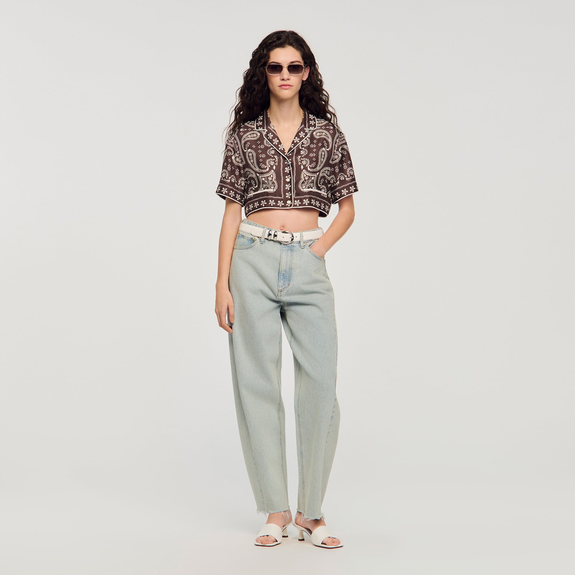 Sandro polyester Cropped shirt with a bandana print, featuring a cropped cut, a lapel shirt collar and short sleeves, finished with contrast piping