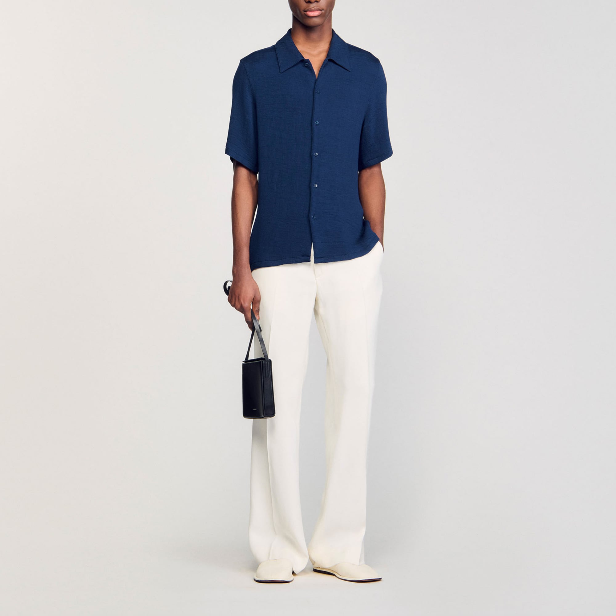 Sandro viscose Crinkled shirt with button placket and short sleeves Sandro Men's crinkled shirt Shirt collar Short sleeves Button fastening Designed for a loose fit