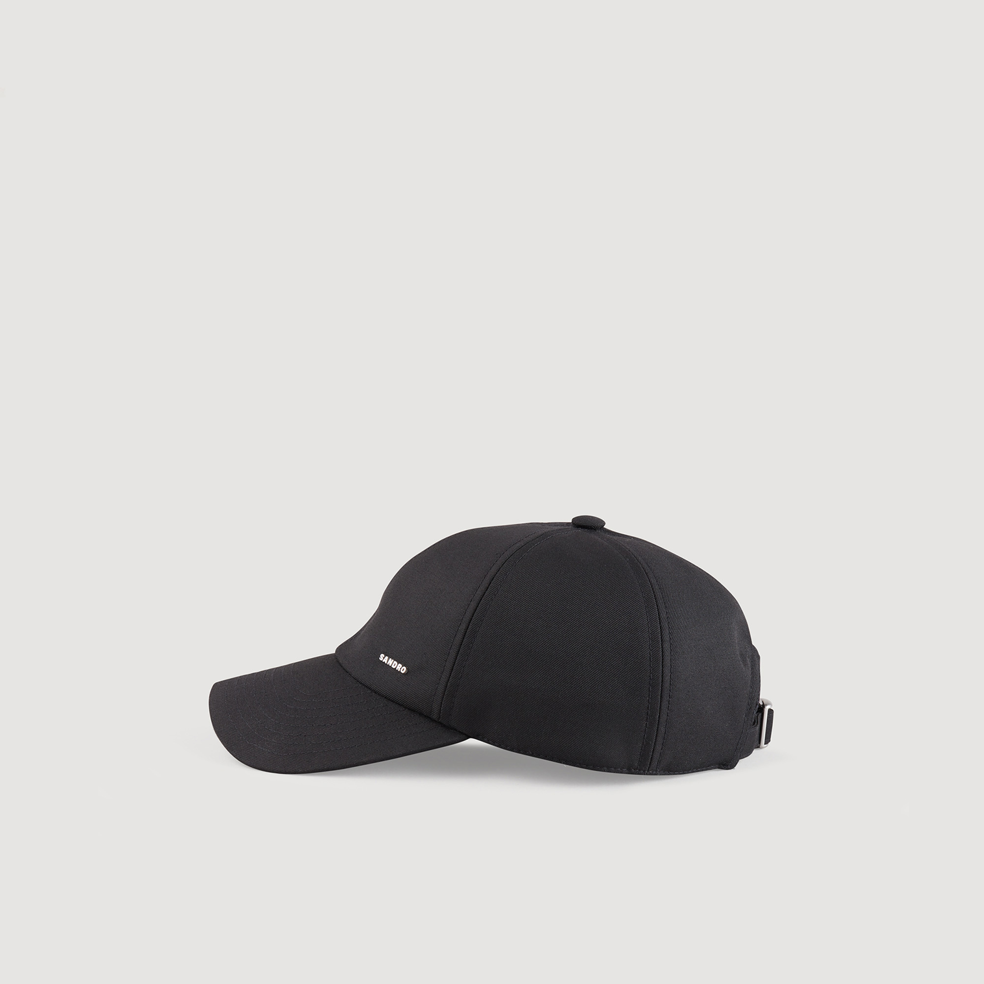 Sandro polyester Cap in water-repellent technical fabric, embellished with a metallic Sandro rivet on the side and featuring an adjustable strap on the back