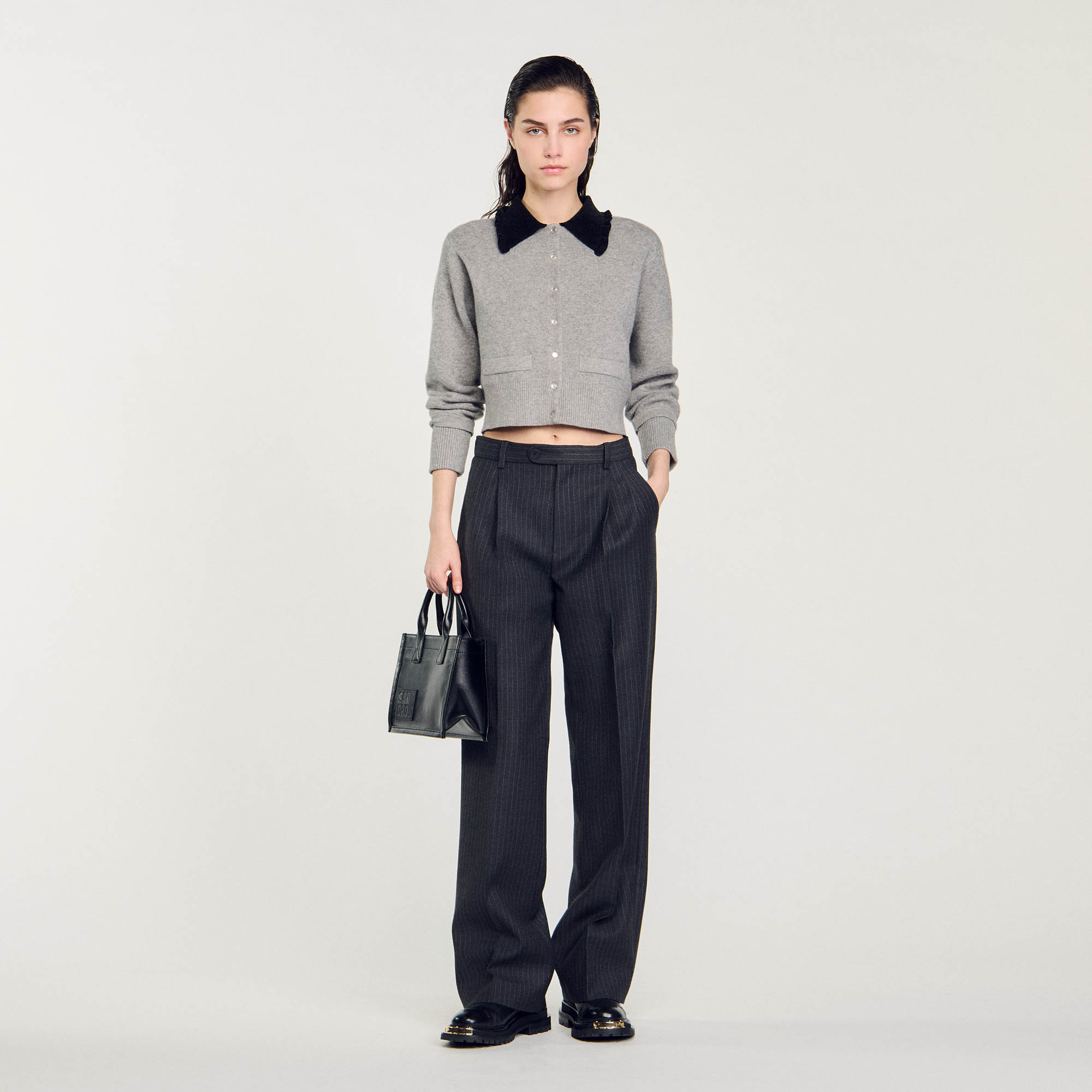 Sandro viscose Cropped shirt-style coatigan with a contrasting velvet collar, long sleeves, and a button fastening