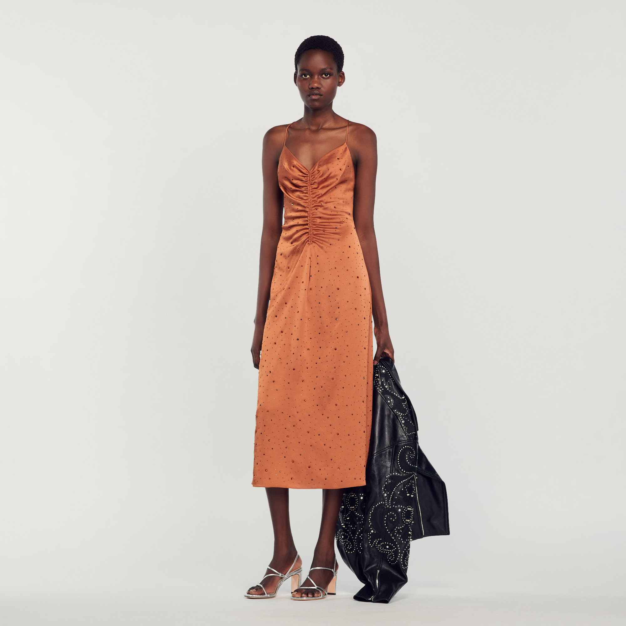 Sandro polyester Diamante: Long dress with a flared skirt, thin crossover straps tied at the back, a gathered plunging neckline, and all-over rhinestones