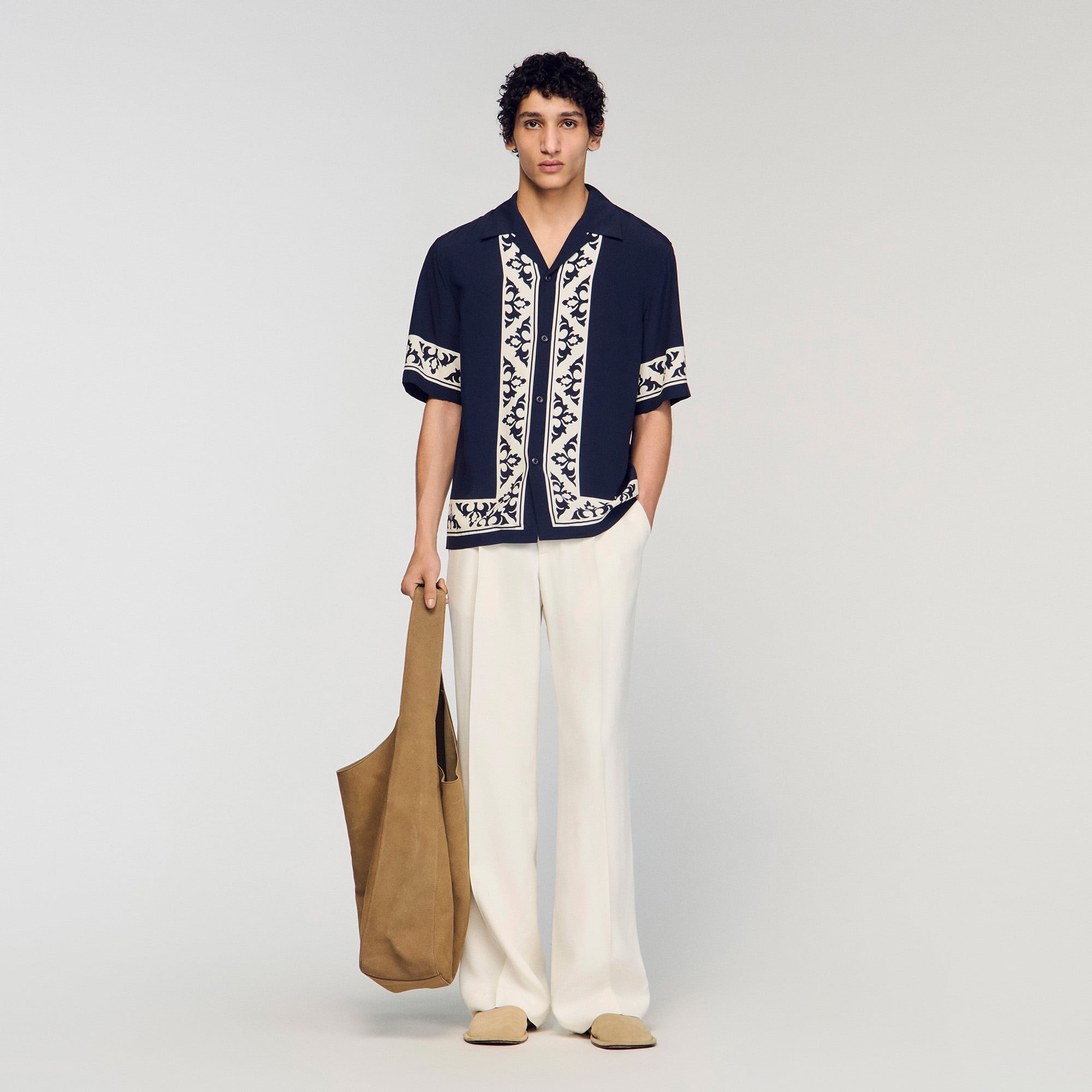 Sandro viscose Flowing short-sleeved shirt featuring a contrasting graphic pattern Sandro Men's printed shirt Loose fit Contrasting graphic print Short sleeves Front button fastening