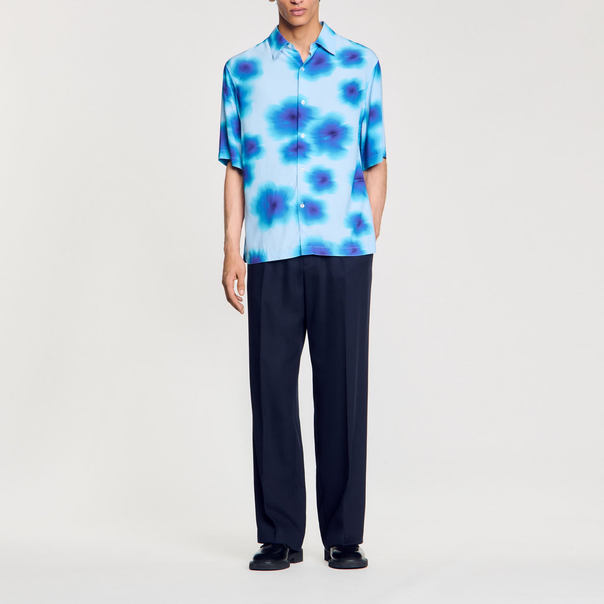 Sandro viscose Short-sleeved shirt, classic collar and button placket, with floral motif Sandro Men's shirt Soft-focus floral motif Casual fit Shirt collar Side slits Button placket Designed for a loose fit